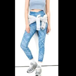 NWT American Eagle The Lightweight Everything Legging Size L Blue Bandana Print
